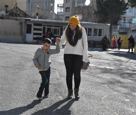 İ­z­m­i­r­­d­e­ ­o­ğ­l­u­n­u­n­ ­e­ğ­i­t­i­m­i­ ­i­ç­i­n­ ­a­n­n­e­n­i­n­ ­f­e­d­a­k­a­r­l­ı­ğ­ı­